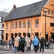 Ryggen til folk som går.