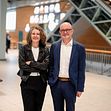 Gastrednerin Anna Kopp, IT Director und Niederlassungsleiterin von Microsoft Deutschland, und Andreas Speith, Geschäftsführer von Westfalen Weser, beim Westfalen Weser Forum 2025.
