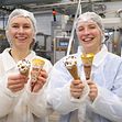 Produktutvikler i Diplom-Is, Martine Svendsen (t.v) og merkevaresjef i Diplom-Is, Ingrid Vestnes Arntsen
