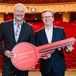 V.l.: Ralf Fleischer übergibt symbolisch den Schlüssel zur Stadtsparkasse München an Dr. Bernd Hochberger