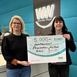 Nadine Heinen (links), Traumapädagogin beim Frauenhaus Herford, nimmt die Spende von Christiane Rüsel (rechts), Kommunalreferentin bei Westfalen Weser, entgegen.