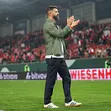 Miron Muslic klatscht in die Hände.