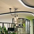 Foto: Astrid Weißenfeld. vr more Bankfiliale in Heide, Lichtkanal Curved folgt der architektonischen Raumlinie.