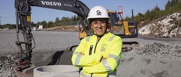 Dalia Ramzi, vd för Sh bygg, sten och anläggning AB ute på ett projekt i Stockholm under 2021. Fotograf: Lina Börjesson
