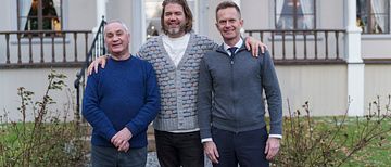 Classic Norway Hotels-eier Erik Berg (tv) og administrerende direktør Stephen Meinich-Bache er klar til å overta tre av Vågå sine reiselivsperler etter at Magnus Smidesang Rønningen (midten) har stått bak en solid oppgradering av anleg