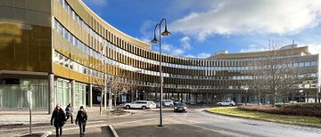Fasaden mot Sofia Magdalenas Plats i Frösunda. Fotograf: Roger Spetz, Gatun Arkitekter.