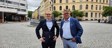 Daglig leder Magnus Babsvik i Solibo t.v. Administrerende direktør Ivar Mjelde i Sparebank 1 Forretningspartner Østlandet t.h. 