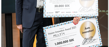 Miden Melle-Hannah, grundare, uppfinnare och vd samt dubbelspecialistläkare i urologi och kirugi tar emot 1 miljon i pris från Olle Hulteberg, Inission