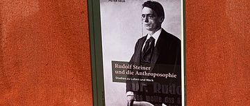 Buch ‹Rudolf Steiner und die Anthroposophie› von Peter Selg, Schwabe-Verlag, Basel, Schweiz (Buch: Schwabe-Verlag, Foto: Sebastian Jüngel)