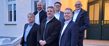 Die LSF-Gesellschafter Michael Flocke (1. Reihe, l.), Jan Lackmann (1. Reihe, Mitte), Alexander Möhring (2. Reihe, l.) und Christoph Sonntag (2. Reihe, Mitte) mit den Westfalen Weser Geschäftsführern Jürgen Noch (1. Reihe, r.) und Andreas Speith 