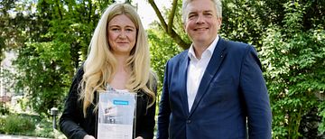 Förderprofi-Gewinnerin Yvonne Steinbrecher und Marcus Betz, stellvertretendes Vorstandsmitglied und Leiter Unternehmens- und Firmenkunden, Stadtsparkasse München 