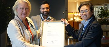 Ann-Sofie Gustafsson från SamCert mottar AI-certifikatet enligt ISO/IEC 42001 vid en officiell certifieringsceremoni på DNV:s huvudkontor i Høvik, Oslo.