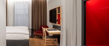 Photo: Henrik Schipper. The InterCity Hotel 2.0 integrates an innovative lighting concept from LTS, which was developed in collaboration with Matteo Thun. The aim is to create a cosy atmosphere that makes guests feel at home.