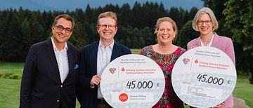 v.l.: Stavros Kostantinidis, Dr. Bernd Hochberger, CEO SSKM, Prof. Dr. Kathrin Giehl, Mitglied des Vorstands Deutsche Stiftung Kinderdermatologie, und Gabriele Brückner, Geschäftsführerin Bayerische Krebsgesellschaft