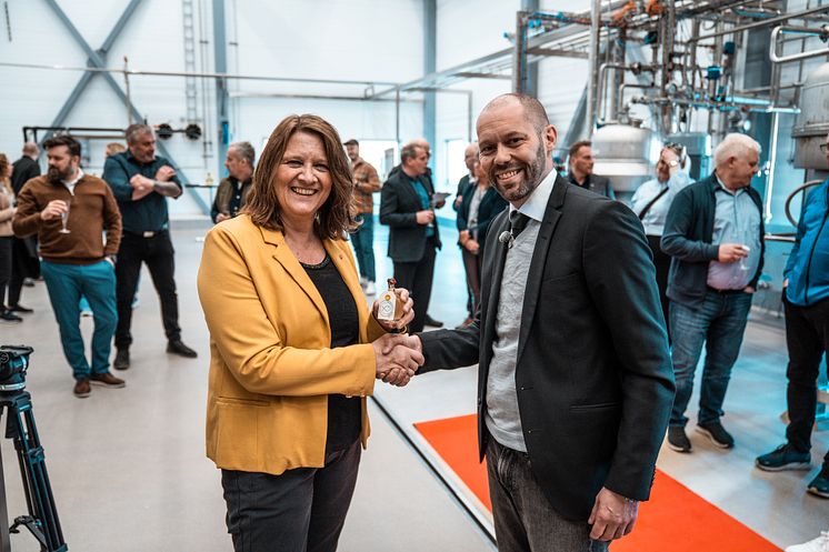 En betydelig investering i nytt teknisk utstyr setter ny retning for Vesterålen Marine Olje på Myre. Statssekretær Kristina Hansson (AP) og daglig leder Stian Frivåg på åpningen.  Foto: Andrè Riise