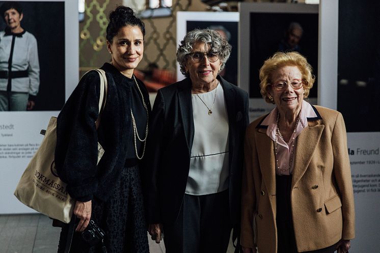 Fotografen Sanna Sjöswärd tillsammans med överlevarna Zsuzsanna Reisch och Kate Wacz. Foto: Henrik Mill 2019