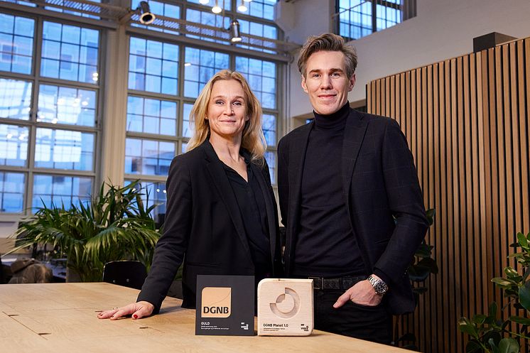 William Kanta, direktør i Tetriis-koncernen, modtager den første Planet-udmærkelse i Danmark af Sisse Norman Canguilhem, direktør for partnerskaber og strategisk udvikling i Rådet for Bæredygtigt Byggeri.