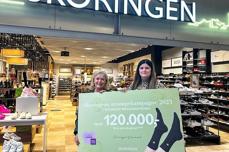 Direktør hos Børnecancerfonden Marianne Benzon Nielsen (til v.) tog imod de 120.000 kr., som blev overrakt af butikschef Katarina Nujic på vegne af alle Skoringens butikker og kunder i hele landet.