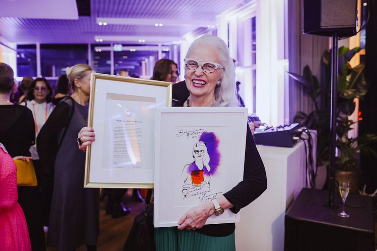 Elisabet Reslegård håller upp priset. Foto Natalie Greppi.