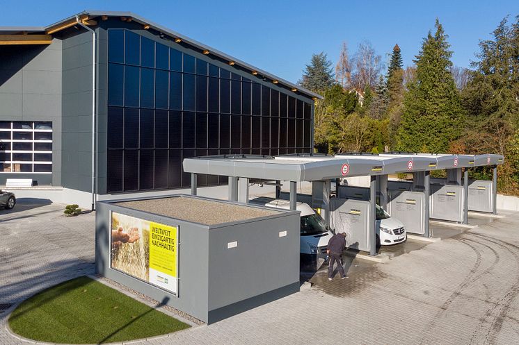 Självtvätten har 4 tvätt- och dammsugningsstationer på en yta på 1 500 kvadratmeter. Elen produceras via ett solcellssystem, det varma vattnet genereras från bl.a. solvärmeenergi.