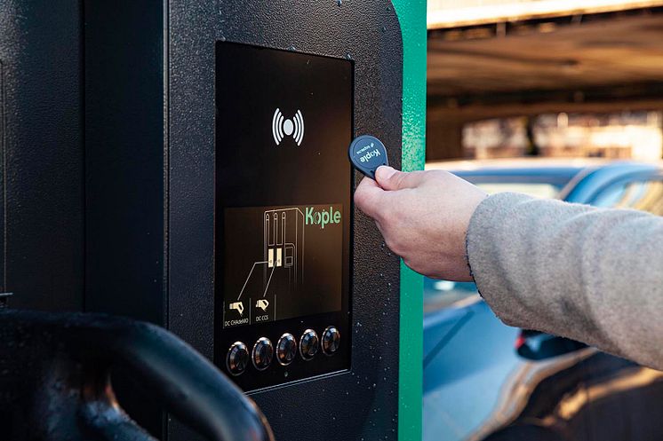 Betal kun for kWh ved lading med Koples ladebrikke, app eller dropin betaling fra 7.4
