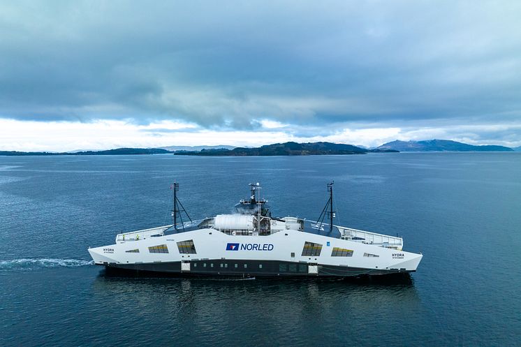 MF "Hydra" seiler med flytende hydrogen. Du ser vanndamp fra den hvite hydrogentanken på toppen.