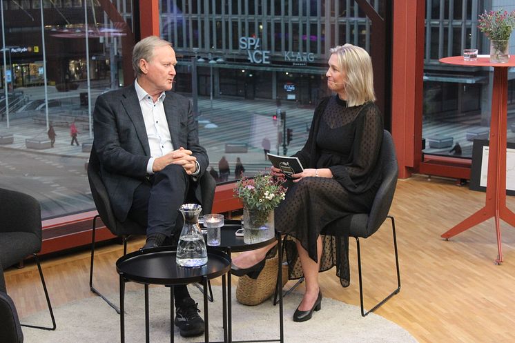 Leif Östling berättar för Anna Ahrenfeldt och övriga deltagare på historiens andra Sustainable Human Business Day om hur han förenade medarbetarengagemang med resultat under sin tid på Scania.