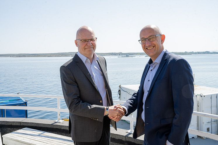 Konsernsjef Roger Sørensen (t.v.) i Åkerblå blir nå en del av DNV etter at det verdensledende norske selskapet tar over det Frøya-baserte konsernet. Til høyre adm.dir. Geir Fuglerud i Supply Chain & Product Assurance i DNV.  FOTO: Åkerblå Group