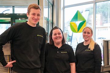 FV. Anders Bertelsen Tengesdal, butikksjef i BondeKompaniet Egersund, Mari Ullestad og Julie Dybing, begge landbruksansvarlige i BondeKompaniet Egersund.