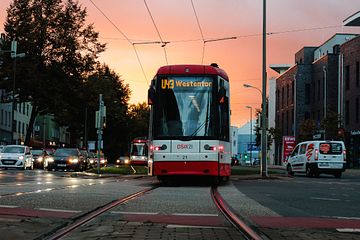 Eine Dortmunder Stadtbahn vor dem Sonnenuntergang.