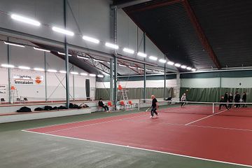 Katrineholms kommun belyser Sportcentrums tennisbanor med LED-limpan