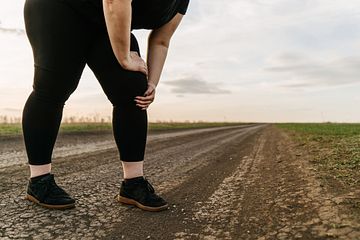 Die mit Lipödem einhergehenden Schmerzen können zu einem verändertem Laufverhalten führen. Foto: iStock / Vadym Petrochenko