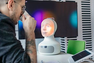 Unbiased interviewer Tengai now available in English