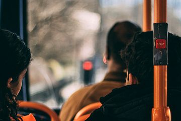Slut på reklam för fossila bränslen och onlinecasino i kollektivtrafiken