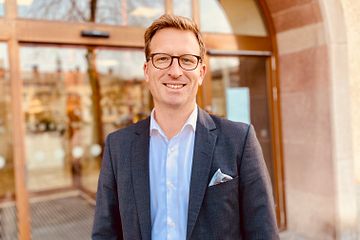 Per Skargren, vd på Sala Sparbank framför huvudkontoret i Sala. Banken har även kontor i Heby och Östervåla.