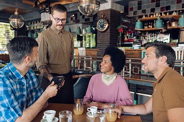 Visa stellt Zahlungstrends für 2023 vor: Business-Destinationen profitieren 2023 vom Freizeit-Tourismus