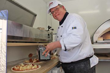 ​Pizzalegenden Fredrik Vikström gjorde comeback genom att bjuda Ria på pizza.