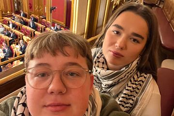 Marte Hansen Haugan og Amanda Hylland Spjeldnæs under tirsdagens debatt om anerkjennelse av Palestina som egen stat, på Stortinget 