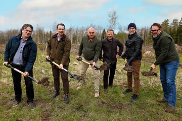 Första spadtaget: Pär Holm, seminstationschef, Viktor Tornberg, ordf Svenska Köttföretagen, Johan Eriksson, ordf Sveriges Grisproducenter, Hans Agné, VD Svenska Köttföretagen, Anders Drottja, regeringskansliet, Jari Pustinen, kommunalråd Eskilstuna