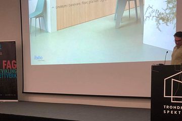 Markus presenterer gulv til yrkesbygg på renholdsmessen