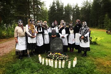 De 13 italienska azdororna på besök vid konstnärens mormors grav i Tornedalen. Foto: Markus Öhrn