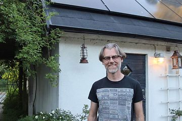 Jonas Morän i Torna Hällestad kombinerar timpris med Ngenic, solceller och elbil.  