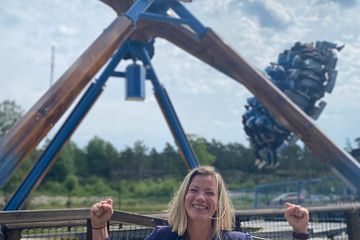 Överlycklig VD för DaftöResort till ljudet av hissnade glädjeskrik från Strom.