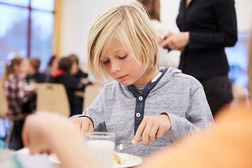 8 av 10 unga tycker inte att skolan ska servera enbart vegetarisk mat.