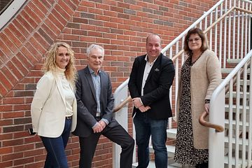 Representanter från säljaren Folkets Hus Borlänge Ekonomisk förening samt Ekman Hotels. Från vänster Catrin Lindblad(FH), Ulf Sonesson (FH), Patrik Ekman (Ekman Hotels) samt Pia-lena Andersson (FH)