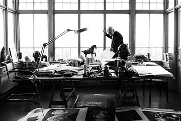 Håkon Bleken i hans arbeidsværelset. Foto: Christina Undrum Andersen.