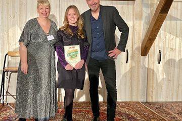 Skånes Djurparks Sara Samuelsson (i mitten) tog emot utmärkelsen för Årets Mötesplats i Skåne av Magasinet Skånes Kristina Olsson och Johan Wester som var moderator.