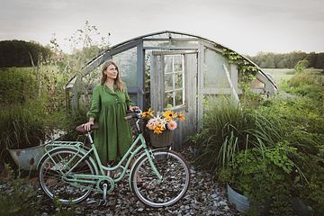 En klassiker som blomstrar - Varbergsamarbete bakom årets limiterade nyhet, Monark Karin Krickelin