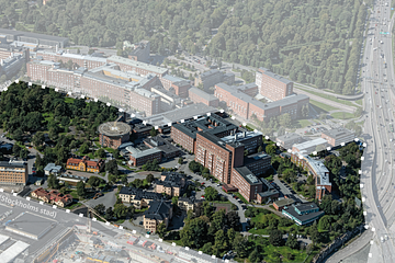 Bilden visar ett flygfoto över Solna sjukhusområde. Markeringen visar planområdet i Detaljplan 1.