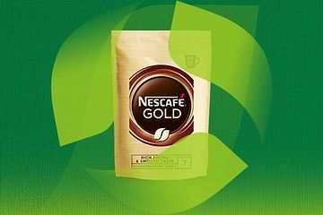 Nescafé kommer nu med Nescafé Gold i en refill softpack-emballage af monomateriale – dvs. helt igennem lavet af kun én type plastik. Materialet er derfor nu designet til genanvendelse, fordi det kan affaldssorteres som plastik.